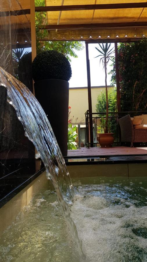 La Casa Con Piscina Riscaldata Interna Anna Luxury Garden Apartment ปิซา ภายนอก รูปภาพ